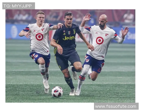 足球明星魅力横版帅照展现运动之美与青春活力