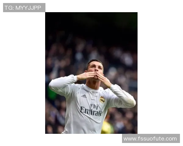 足球明星C罗在绿茵场上的精彩瞬间与踢球技巧全解析